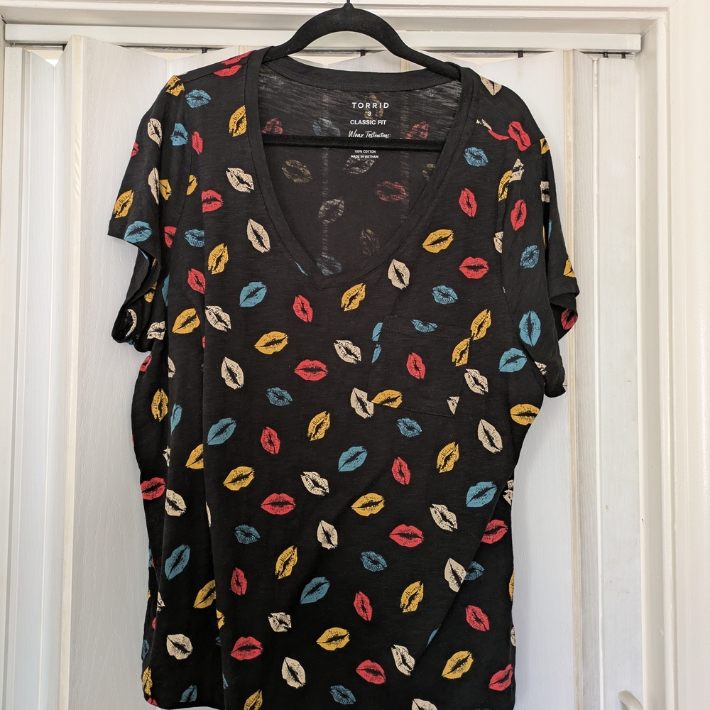 Torrid Black V-Neck Tee with Colorful Lip Print sz 3